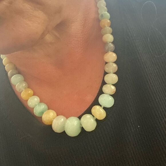 18” adj clasp graduated jade/quartz silk knotted necklace. - Picture 5 of 10
